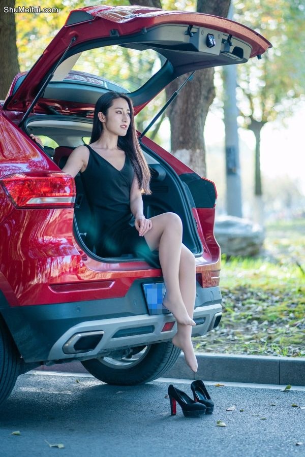 开哈弗的漂亮美女车内展示肉色丝袜美腿[第32张/共32张]