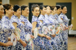 何姐和她的朋友们统一身着青花瓷旗袍排练
