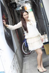 月姐穿短裙露腿外出拍照