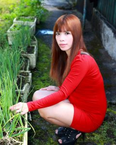 美妇王翠嫂在乡下秀短裙白腿