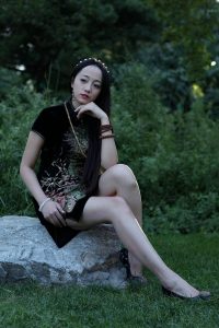 给一位气质美姐拍照，黑色短旗袍美腿性感