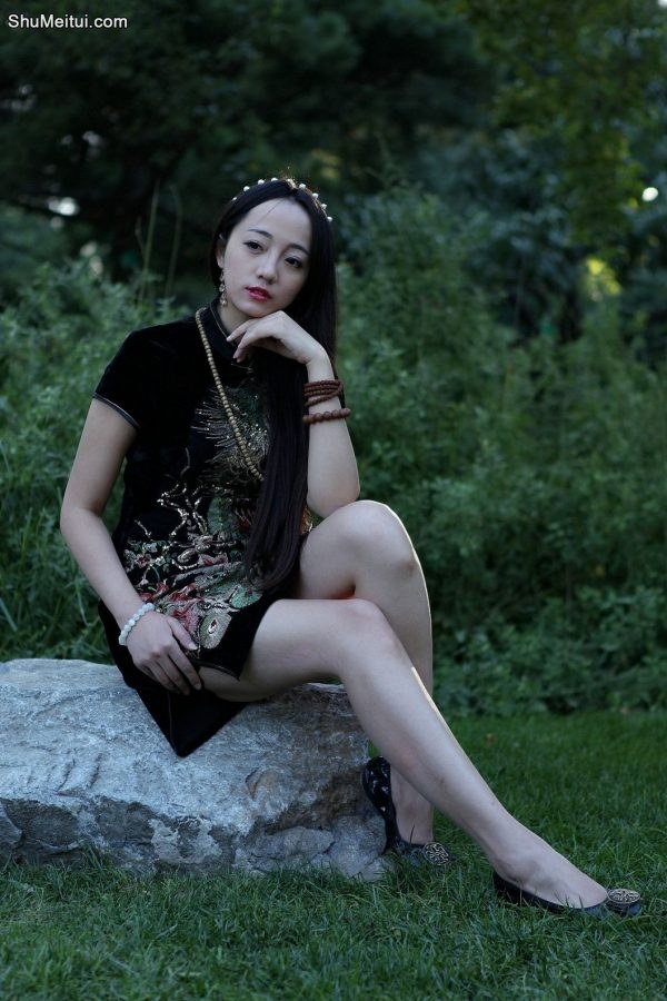 给一位气质美姐拍照，黑色短旗袍美腿性感[第2张/共19张]