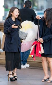 一对好姐妹逛街进行时，妹妹的颜值好高呀，狂喜中