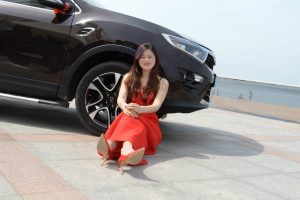 穿红色细高跟鞋的美妇带面具增加神秘感