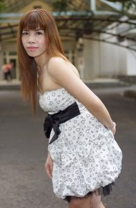 爬山喜欢穿短裙的王翠嫂，后面跟了好几个老头，嘿嘿