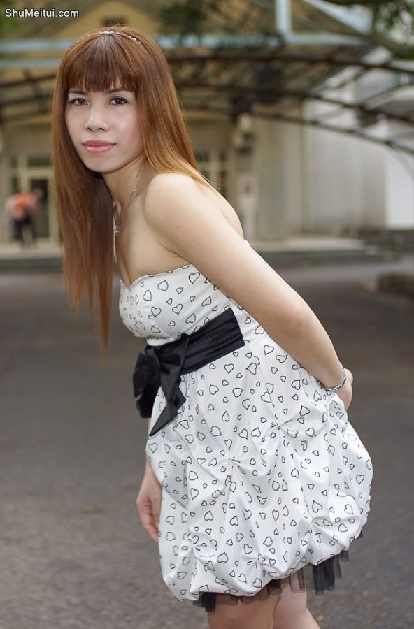 爬山喜欢穿短裙的王翠嫂，后面跟了好几个老头，嘿嘿[第9张/共16张]