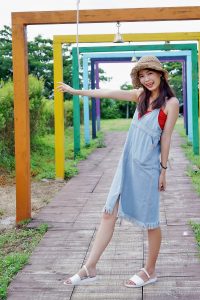 穿平底凉鞋的美腿人妻在巨石阵游玩