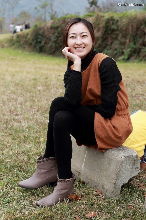 可爱长发美女外出裤袜短靴美腿线条优美[第10张/共12张]