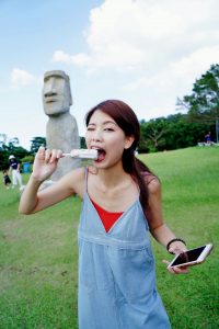 穿平底凉鞋的美腿人妻在巨石阵游玩