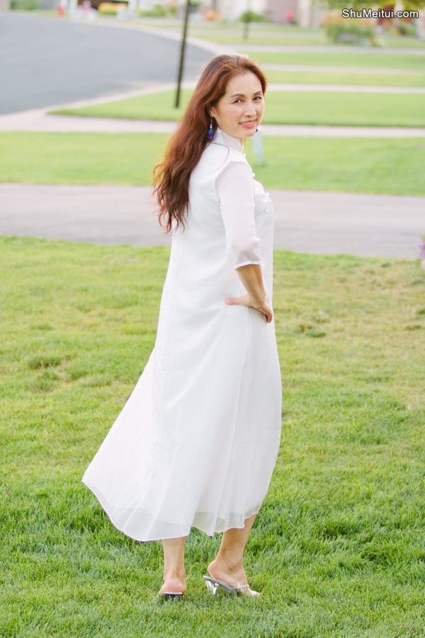 何姐和她的旗袍朋友白裙长发熟妇魅力十足[第8张/共20张]