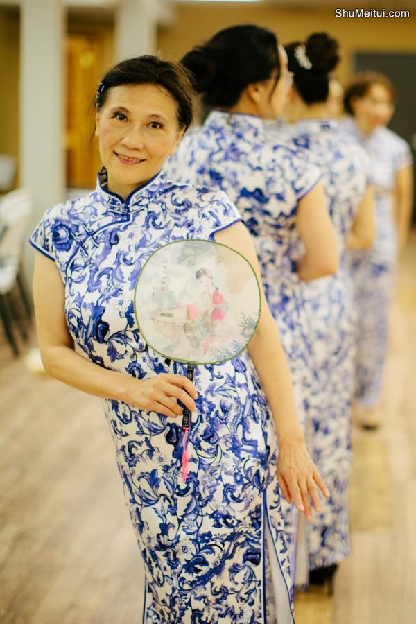 何姐和她的朋友们统一身着青花瓷旗袍排练[第14张/共35张]
