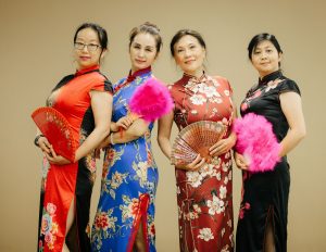 何姐和她的旗袍朋友穿各种各样的旗袍拍照片