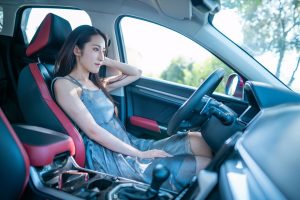 开哈弗的漂亮美女穿肉丝高跟鞋露背车模照片