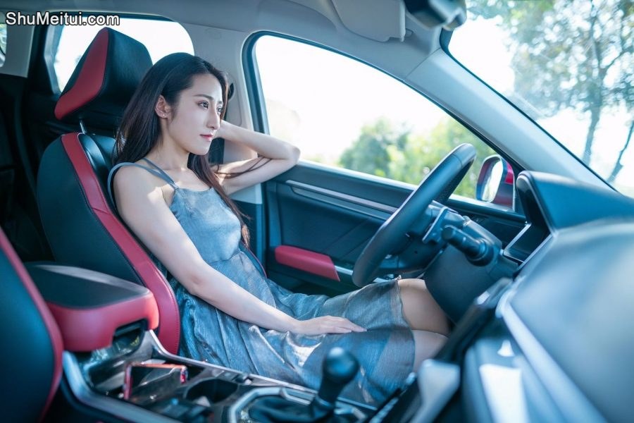 开哈弗的漂亮美女穿肉丝高跟鞋露背车模照片[第9张/共19张]