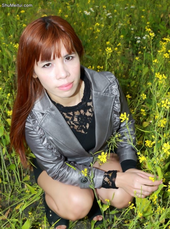 染了黄发的人妻在草坪上秀腿[第9张/共11张]