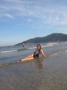 穿泳衣身材极好的熟妇在海边展示美胸