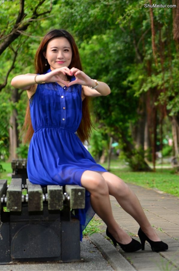 在公园给一位长发姐姐拍照美腿发亮涂了某种液体[第24张/共65张]