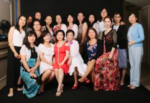 何姐和她的朋友们室内合影有穿高跟的有光脚的