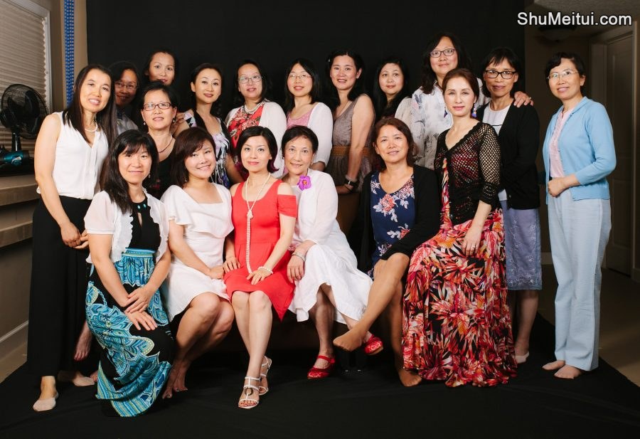 何姐和她的朋友们室内合影有穿高跟的有光脚的[第1张/共13张]