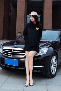 一个穿高跟鞋开奔驰的美腿女郎