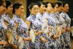 何姐和她的朋友们统一身着青花瓷旗袍排练