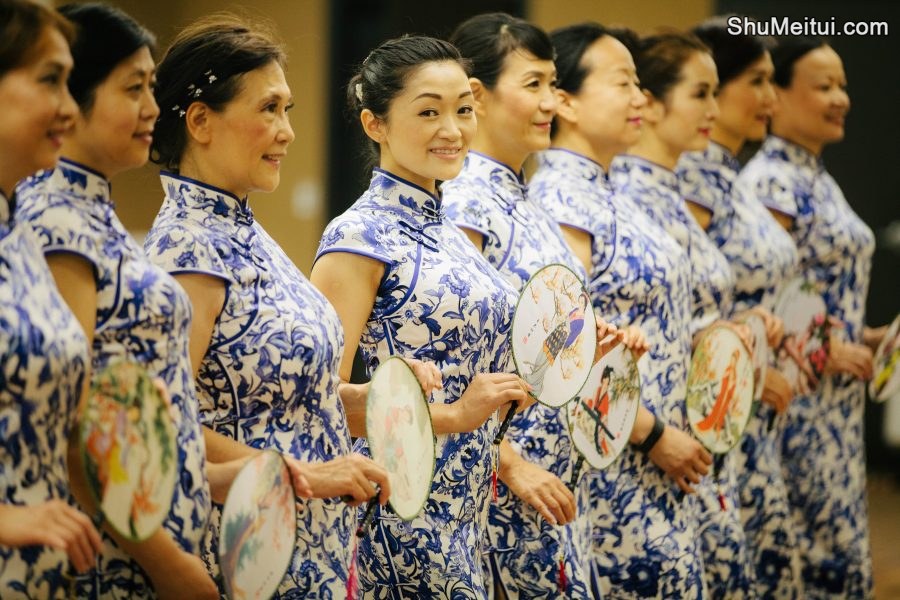 何姐和她的朋友们统一身着青花瓷旗袍排练[第8张/共35张]