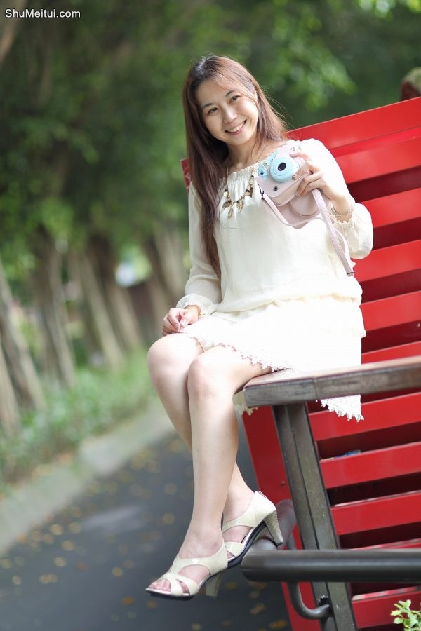 月姐穿短裙露腿外出拍照[第13张/共29张]