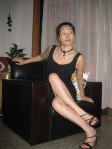 居家熟女在沙发里秀光洁的长腿