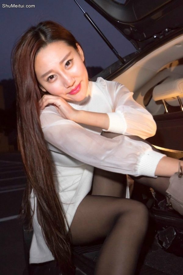 长发媳妇穿黑丝靴子拍车模写真[第4张/共16张]