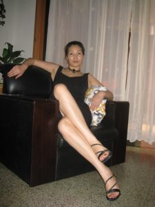 居家熟女在沙发里秀光洁的长腿