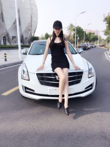 酷帅的美腿眼镜人妻车内秀足