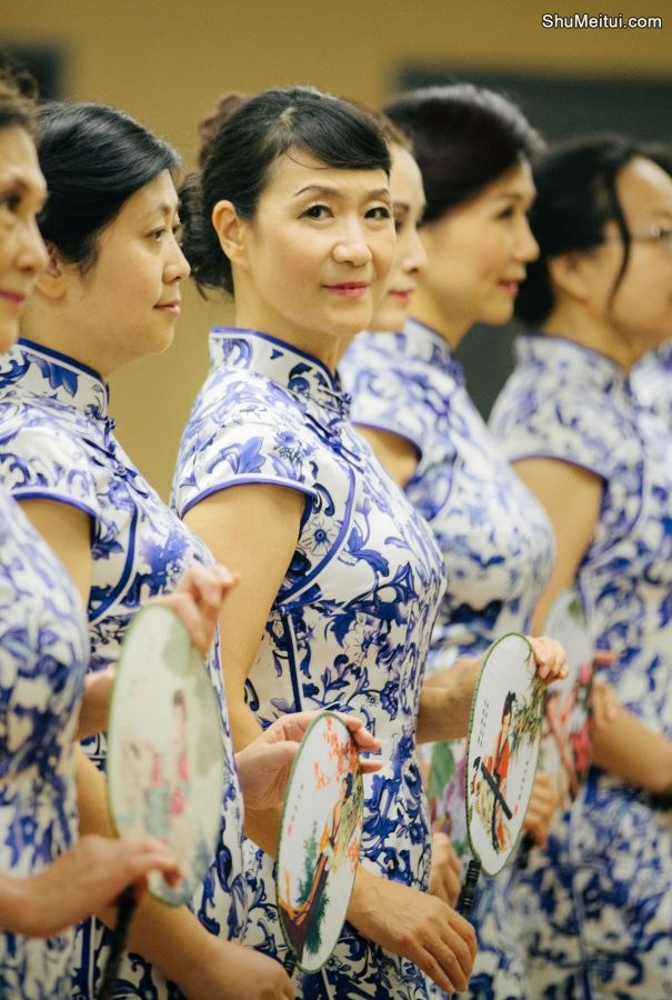 何姐和她的朋友们统一身着青花瓷旗袍排练[第12张/共35张]