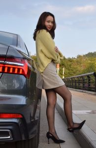 奥迪车内穿黑丝细高跟的嫂子