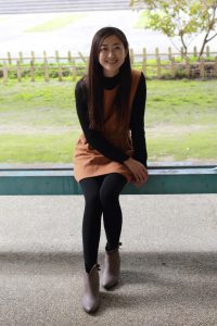 可爱长发美女外出裤袜短靴美腿线条优美