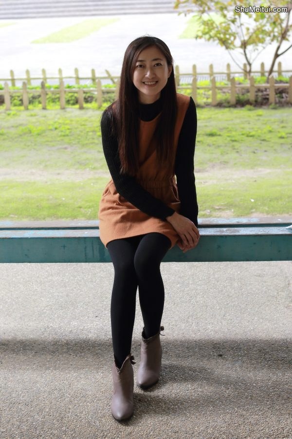 可爱长发美女外出裤袜短靴美腿线条优美[第1张/共12张]