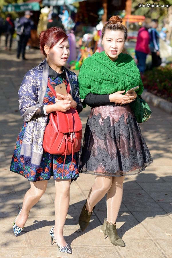 陪闺女去相亲的熟妇大姐，这母女俩真像呀[第2张/共4张]