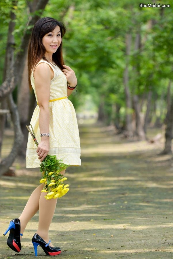 成熟的美女芝姐穿高跟鞋肉色丝袜拍照片[第8张/共10张]