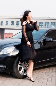 一个穿高跟鞋开奔驰的美腿女郎