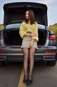 奥迪车内穿黑丝细高跟的嫂子