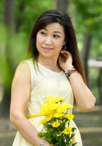 成熟的美女芝姐穿高跟鞋肉色丝袜拍照片