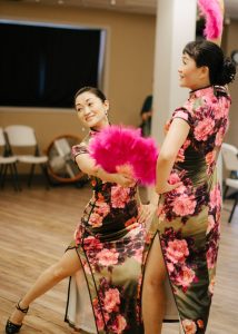 何姐和她的旗袍朋友穿各种各样的旗袍拍照片