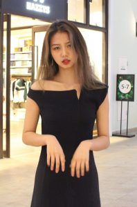 彤姐逛商场逛累了脱了高跟鞋晾晒丝袜脚给你欣赏