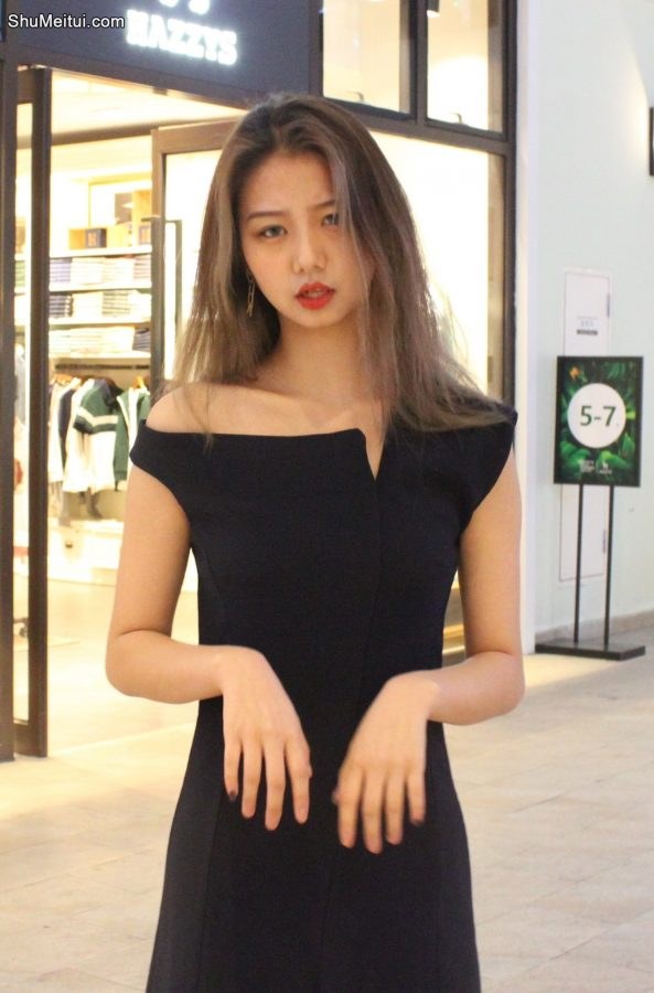 彤姐逛商场逛累了脱了高跟鞋晾晒丝袜脚给你欣赏[第4张/共8张]