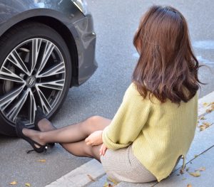 奥迪车内穿黑丝细高跟的嫂子