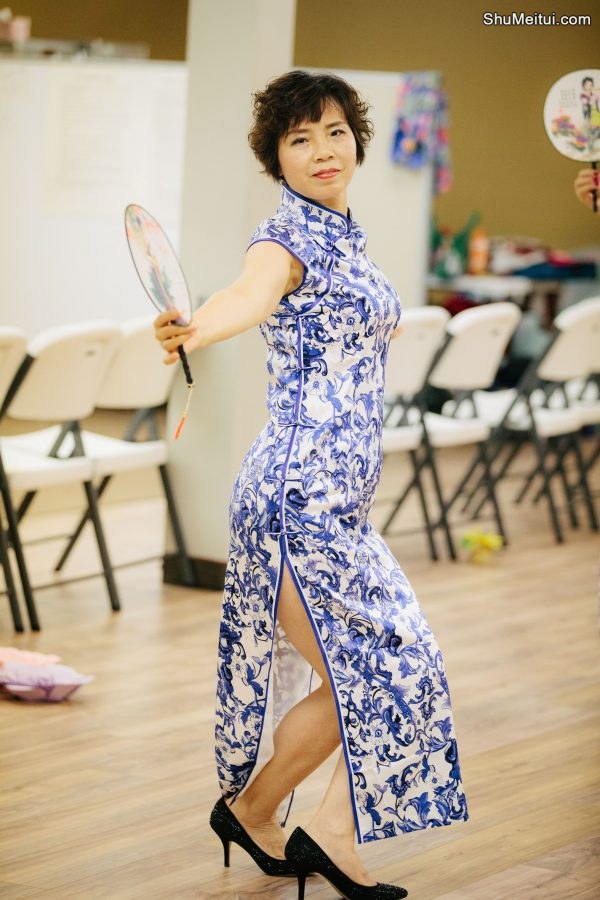 何姐和她的朋友们统一身着青花瓷旗袍排练[第24张/共35张]