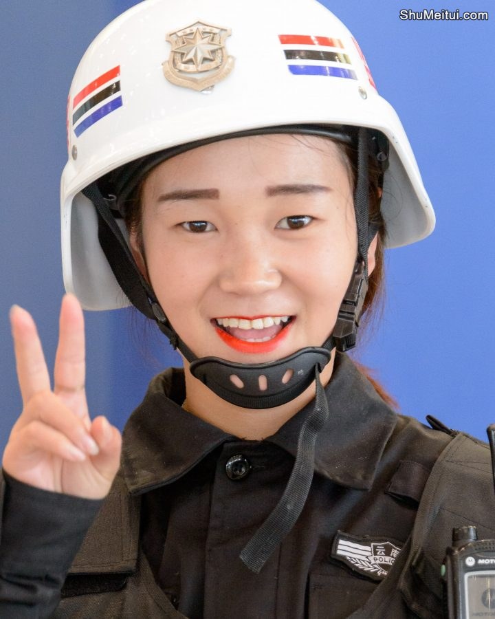 地铁口的安保小姐姐，我感觉不法分子都得笑趴了[第2张/共4张]