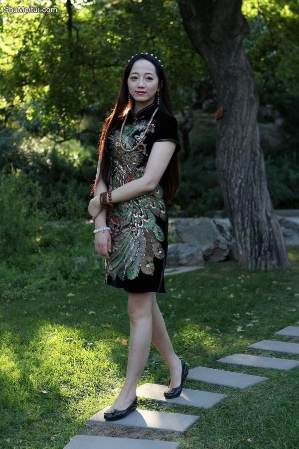 给一位气质美姐拍照，黑色短旗袍美腿性感[第5张/共19张]