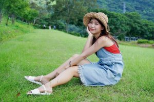 穿平底凉鞋的美腿人妻在巨石阵游玩