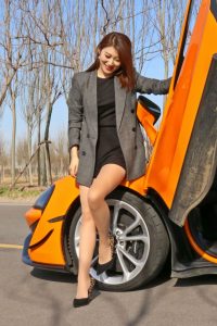 超跑和肉丝袜美腿更加般配哦