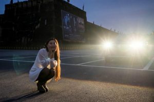 长发媳妇穿黑丝靴子拍车模写真